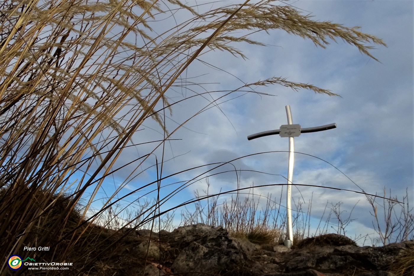 35 Alla croce di vetta del Monte Podona (1228 m).JPG